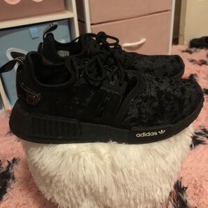 Adidas NMD_R1 velour shoes size 9 women’s